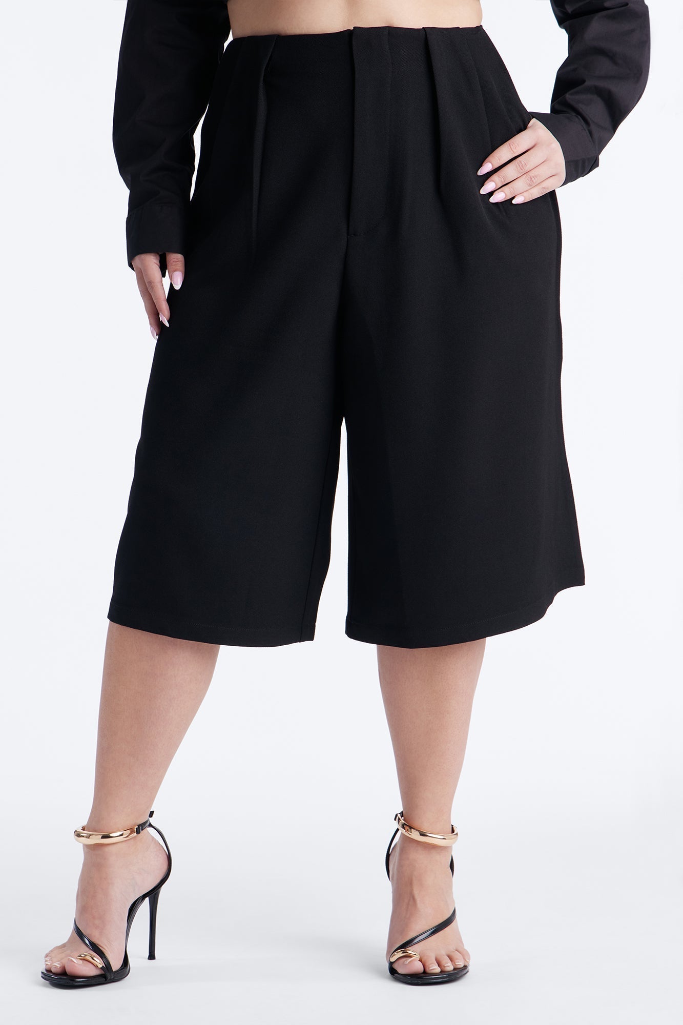 Business As Usual Belted Crepe Bermuda Short 9″ - Black